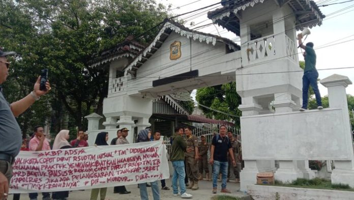 Puluhan warga unjuk rasa di depan Rumah Dinas Wali Kota Tanjungbalai karena bayi meninggal di rumah sakit (f:saufi/mistar)