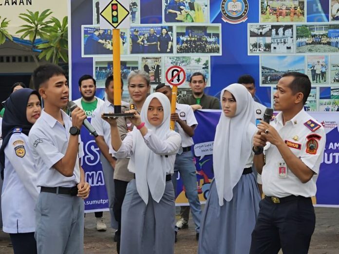 Kepala Bidang Lalu Lintas Jalan, Dishub Sumut, Ramli Simamora mengedukasi ratusan siswa SMA Hang Tuah Belawan. (f:ist/mistar)