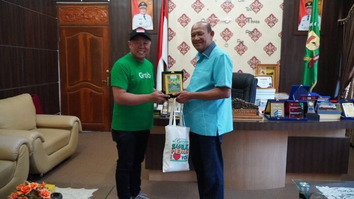 Grab Kabupaten Langkat memberikan Plakat kepada Plt.Bupati Langkat H. Syah Afandin, SH. (F:endang/mistar)