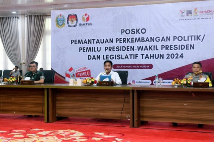 Pj Gubernur Sumut Hassanudin bersama Forkopimda memonitoring pelaksanaan Pemilu Presiden dan Legaslatif 2024 se-Sumut secara virtual di Aula Tengku Rizal Nurdin. (f:ist/mistar)