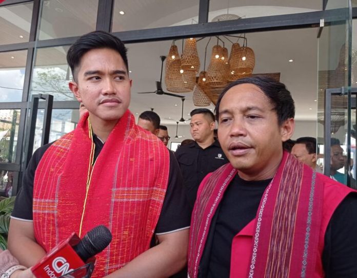 Wakil Menteri ATR/BPN, Raja Juli Antoni bersama Ketum PSI, Kaesang Pangarep, saat diwawancarai sejumlah wartawan di Kota Pematangsiantar. (f:jonatan/mistar)