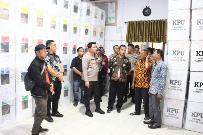 Kapolres Batu Bara AKBP Taufiq Hidayat Thayeb cek gudang PPK Sei Suka. (f : ist/mistar)