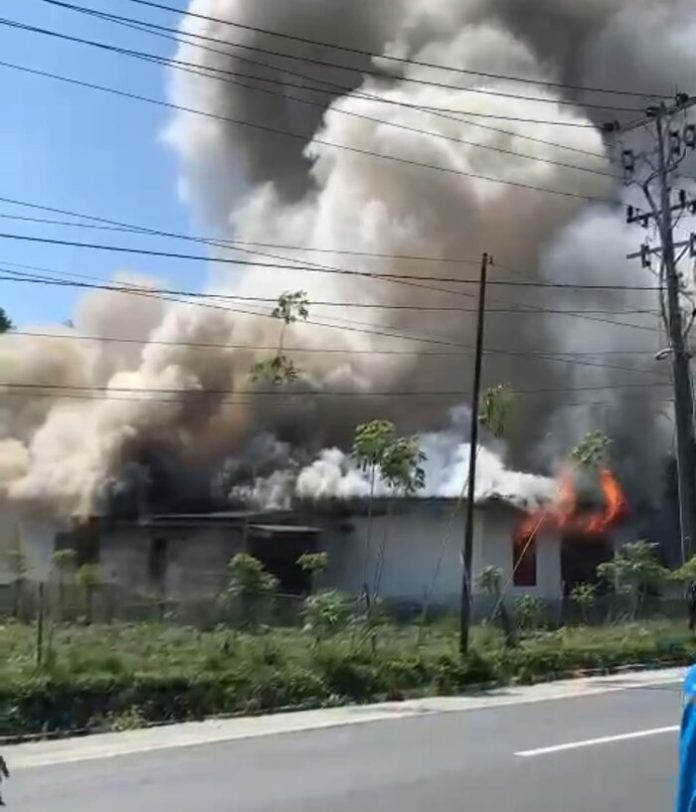 Kebakaran di depan Kantor PLN Tanah Jawa (f:ist/mistar)