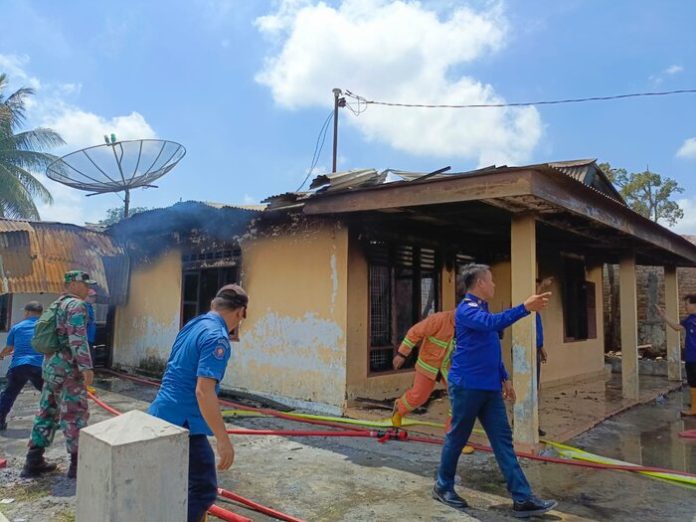 Satu unit rumah hangus terbakar di Jalan Durian, Pematangsiantar (f;roland/mistar)