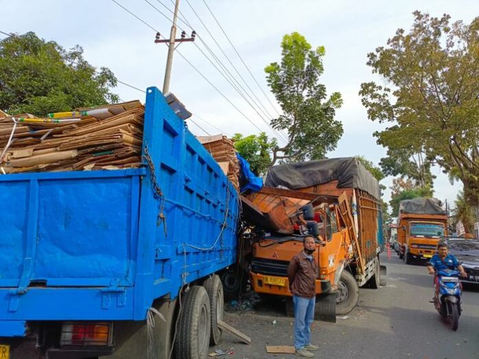 Dua truk bermuatan tabrakan di Jalan Medan KM 6,5 Pematangsiantar (f:roland/mistar)