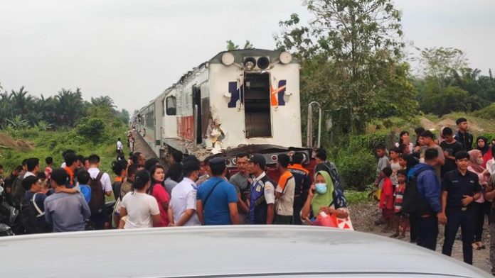 Truk yang ditabrak kereta api Sri Lelawangsa dan lokomotif kereta api yang rusak (f:ist/mistar)