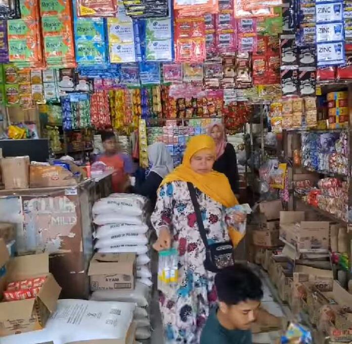 Pedagang sembako di Jalan Hasanuddin Lubuk Pakam.(f:sembiring/mistar)