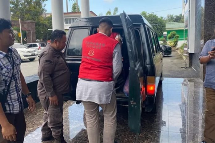 Kades dan Kaur Keuangan Desa Bagerpang masuk ke dalam mobil tahanan Kejari Deli Serdang yang akan membawa keduanya ke LP Lubuk Pakam.(f: sembiring/mistar)