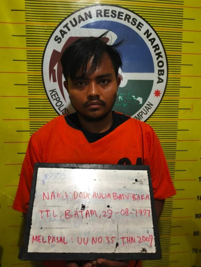 Tersangka DAB (26), saat berada di Unit Sat Narkoba Polres Padangsidimpuan (f:ist/mistar)
