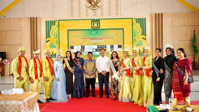 Asisten Adm Umum Musti bersama peserta Grand Final Putra-Putri Langkat (f:endang/mistar)