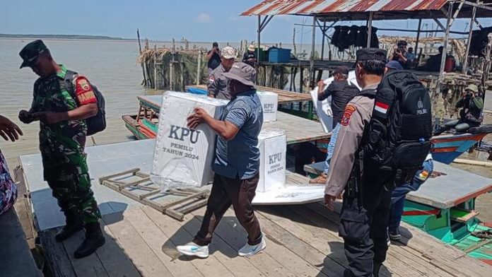 Logistik Pemilu 2024 tiba di Dermaga Pulau Jaring Halus KIecamatan Secanggang (f:endang/mistar)
