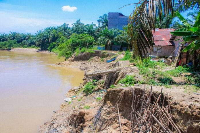 Kondisi tanah longsor di bantaran sungai bilah di Desa Tanjung Harapan, Kecamatan Pangkatan, Labuhanbatu (f:ist/mistar)