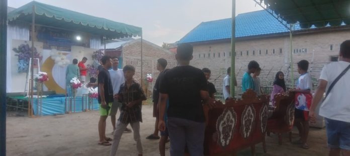 Muda-Mudi Warga Jalan Bukit Batu Ganjang, Kota Tebing Tinggi berjibaku persiapkan kegiatan peringatan Isra Mi'raj. (f:ist/mistar)