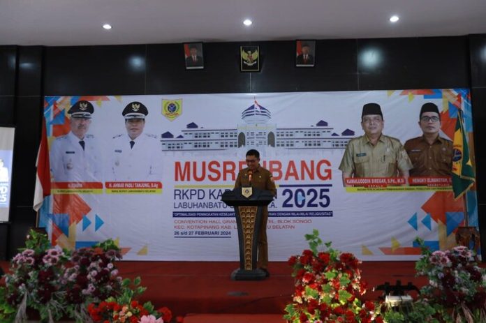 Sekda saat membuka acara Musrenbang RKPD Labusel (f:oel/mistar)