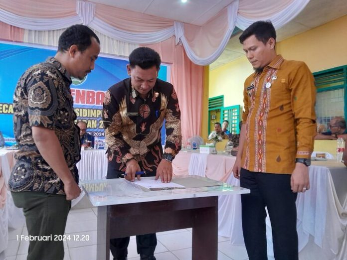 Ketua DPRD Kota Padangsidimpuan Siwan Siswanto, bersama Camat Padangsidimpuan Selatan Ahmad Toib Simanjuntak bahas musrenbang (f:ist/mistrar)