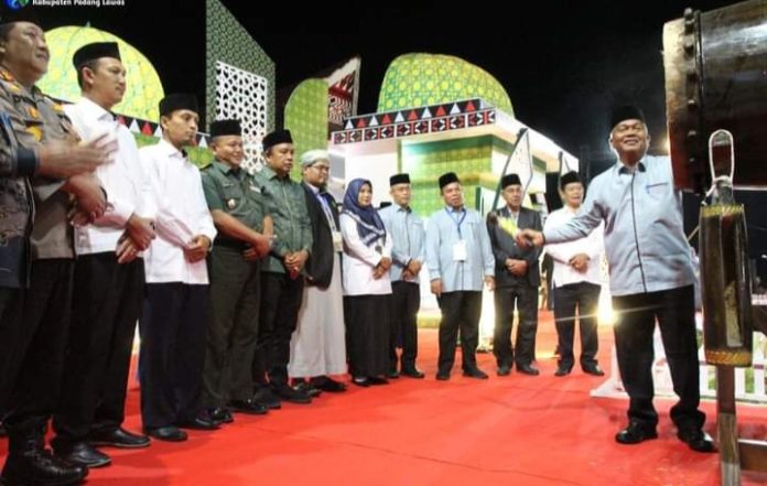 Pembukaan Musabaqah Tilawatil Qur'an ke-XV tingkat Kabupaten Padang Lawas ditandai dengan pemukulan gong (f:ist/mistar)