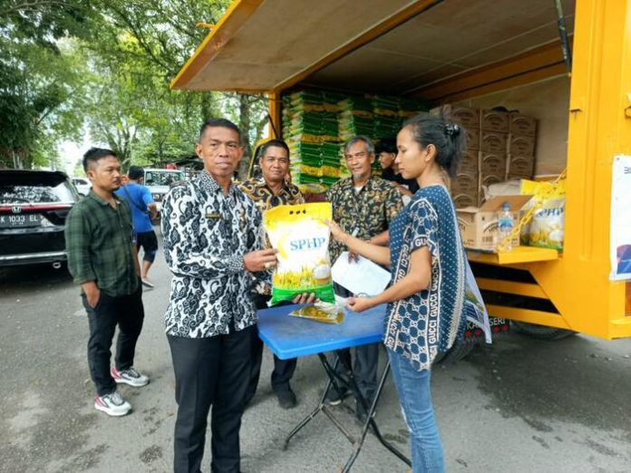 Aktivitas warga saat membeli kebutuhan pokok di pasar murah keliling yang digelar PUD Pasar Medan (f:ist/mistar)