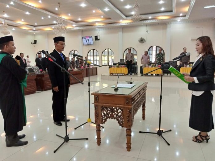Ketua DPRD Langkat mengambil sumpah janji PAW anggota DPRD Langkat (F:endang/mistar)