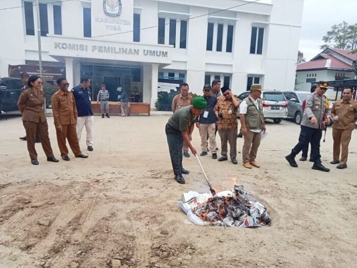 KPU Toba disaksikan stakoholder membakar kertas surat suara Pemilu yang rusak (f:ist/mistar)