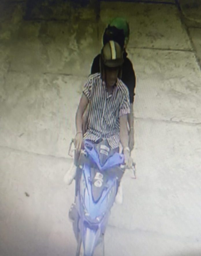 Hasil rekaman CCTV, dua orang pencuri kotak amal datang ke masjid menggunakan sepeda motor (f:ist/mistar)