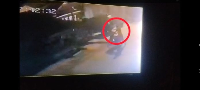 Pelaku terekam CCTV sedang mendorong sepeda motor (f:damanik/mistar)