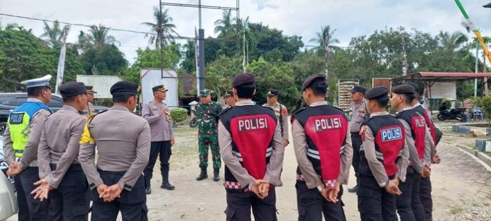 Kapolres Labusel saat memberikan arahan kepada personel pengamanan pemilu. (f:ist/mistar)