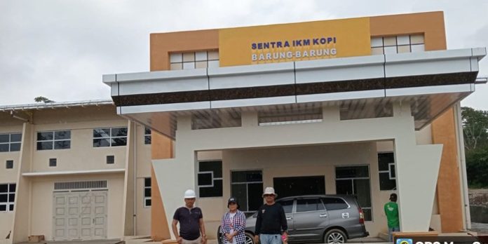 Proyek bangunan gedung sentra IKM terpadu Barung-barung, Kecamatan Sidikalang, Kabupaten Dairi. (f:ist/mistar)