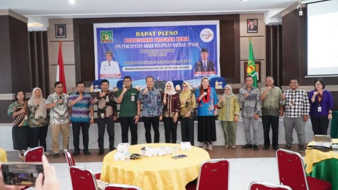 Sekda Langkat bersama peserta rapat pleno penyusunan program kerja TPKAD Kabupaten Langkat (f:endang/mistar)