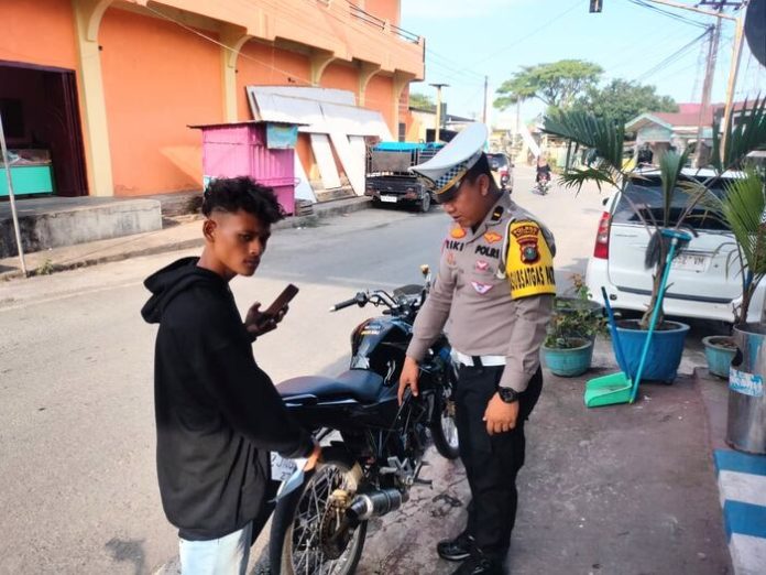 Pengendara sepeda motor gunakan knalpot brong  ditilang di Simpang Empat Lima Puluh. (f : ebson/mistar)