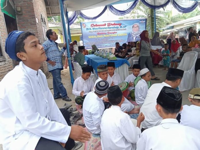 Remaja Desa Paya Bakung Kecamatan Pantai Labu sholawatan mengiringi kedatangan Wastiana Harahap ke desa mereka.(f : sembiring/mistar)