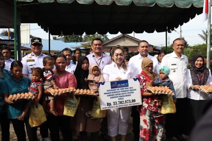 Bupati menyerahkan bantuan CSR Bank Sumut di Desa Kecupak II (f/ist sampang)
