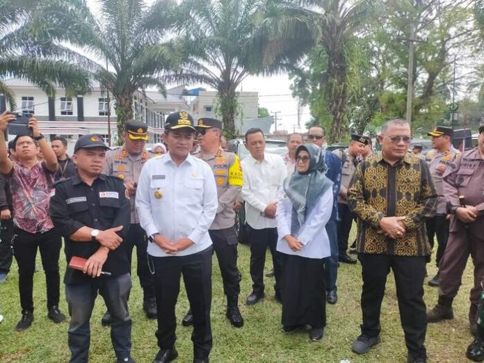 Wali Kota Pematangsiantar, Susanti Dewayani saat mendampingi Pj Gubernur Sumut, meninjau TPS. (f:jonatan/mistar)