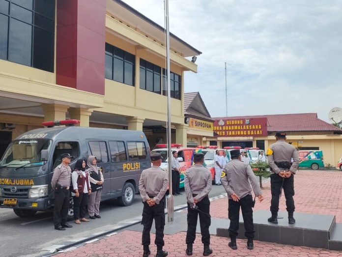 Polres Tanjung Balai siapkan tenaga medis dan ambulas menjaga kesehatan warga dan petugas (f:ist/mistar)