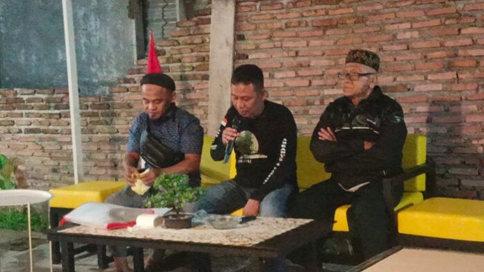 etua FKATPL Amranuddin Tanjung diapit penasehat Ramio dan Sekretarisnya Irwansyah saat memberi sambutan pada silaturahmi yang digelar di Cafe Daily Kampungterutung Aekkanopan. (f : sunusi/mistar)