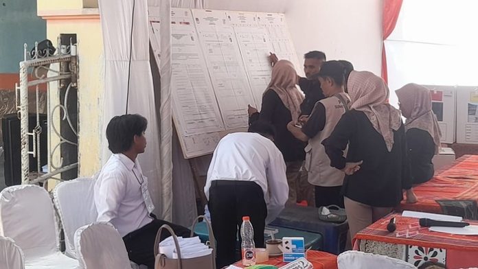 Petugas KPPS di TPS 26 sedang melakukan perhitungan surat suara calon presiden dan wakil presiden (f;hamzah/mistar)