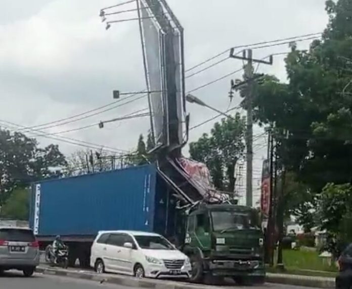 Truk kontainer menabrak billboard baliho besar di Jalan Williem Iskandar. (f:ist/mistar)