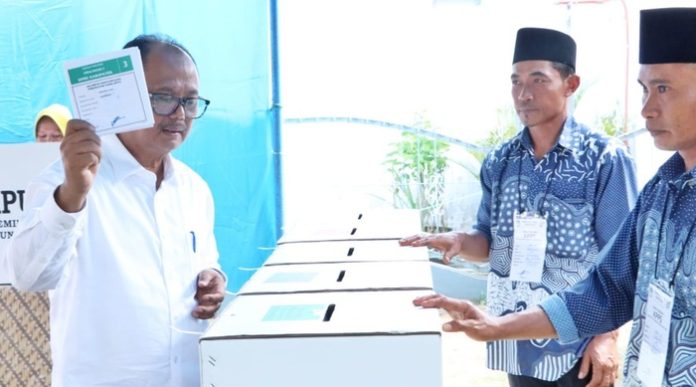 Wakil Bupati Simalungun Zonny Waldi tampak menggunakan hak pilihnya di TPS O7 Nagori Wonorejo, Kecamatan Pematang Bandar, Kabupaten Simalungun (f:ist/mistar)