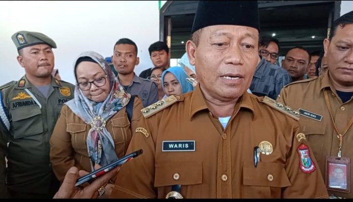 Wali Kota Tanjungbalai, H. Waris Thalib saat diwawancarai wartawan perihal kematian bayi di RSUD Tengku Mansyur (f:ist/mistar)
