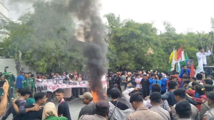 Aksi Bakar Ban, Massa Cipayung Geruduk Polrestabes Medan