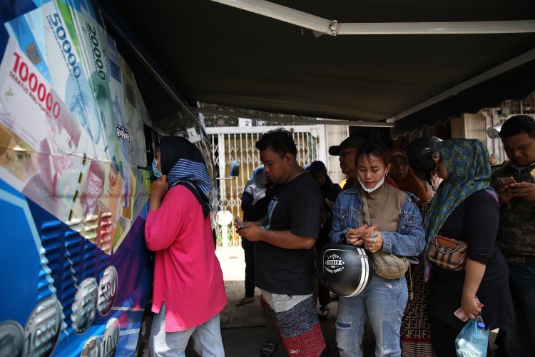 Antrian warga Kota Medan yang menukarkan uang baru pecahan kecil