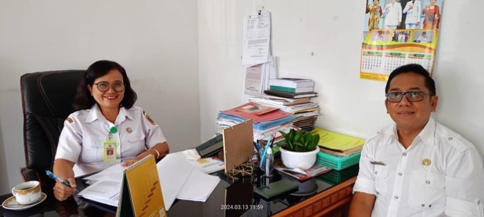 Kepala Dinas Kesehatan Dairi dr Hendrik Manik didampingi Sekretaris Frisda Turnip (f:manru/mistar)