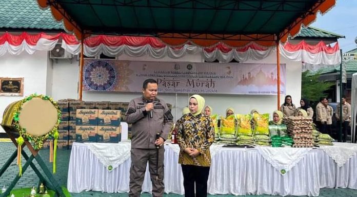 Kepala Kejaksaan Negeri Labusel, Dr Bayu Setyo Pratomo membuka kegiatan Pasar Murah Ramadhan yang dilaksanakan di pelataran kantor Kejaksaan Negeri Labusel.