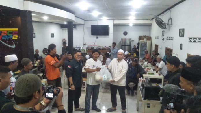 Komunitas GIS di Medan Berbuka Puasa Bersama Puluhan Tukang Becak