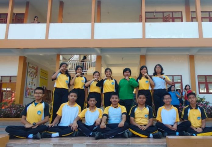 Kepala Sekolah, Hotnida Lubis (baju ijo) foto bersama 13 siswa-siswi SMPN 1 Sidikalang yang lulus ke SMA Unggul Del (f:manru/mistar)