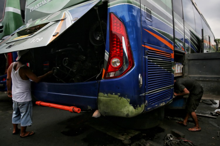 Mekanik PT.ALS sedang memeriksa kondisi mesin bus mereka jelang mudik 2024