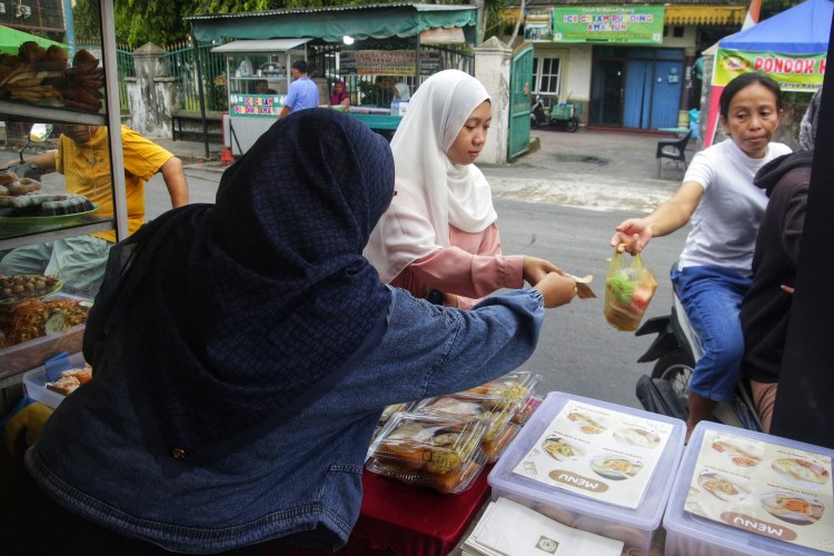 Omzet pedagang takjil meningkat selama bulan Ramadhan