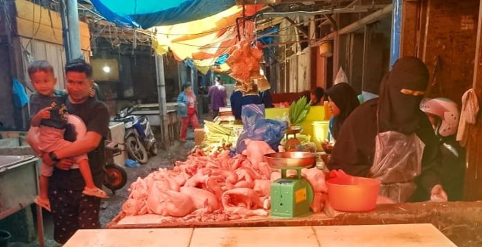 Pedagang Daging Ayam di Pasar Tradisional Dwikora