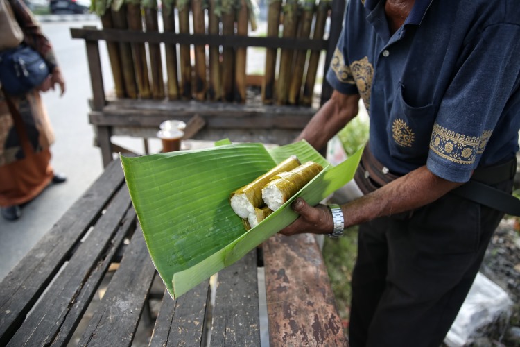 Pedagang lemang layani konsumen di Medan