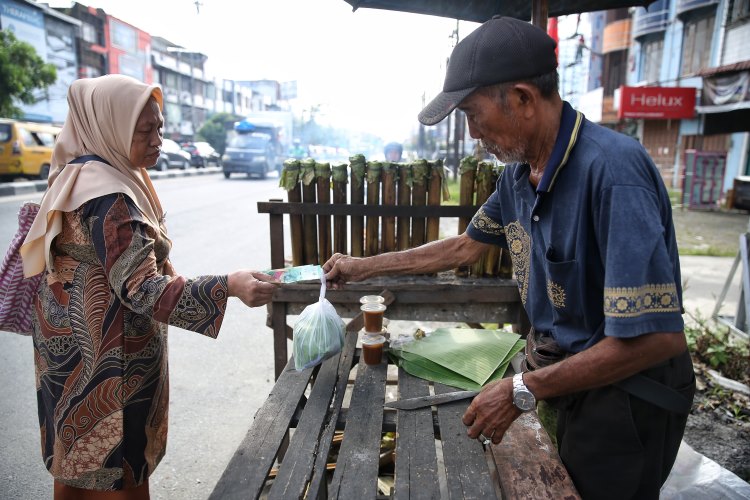 Pedagang lemang melayani pembeli di Jalan Letda Sujono Medan