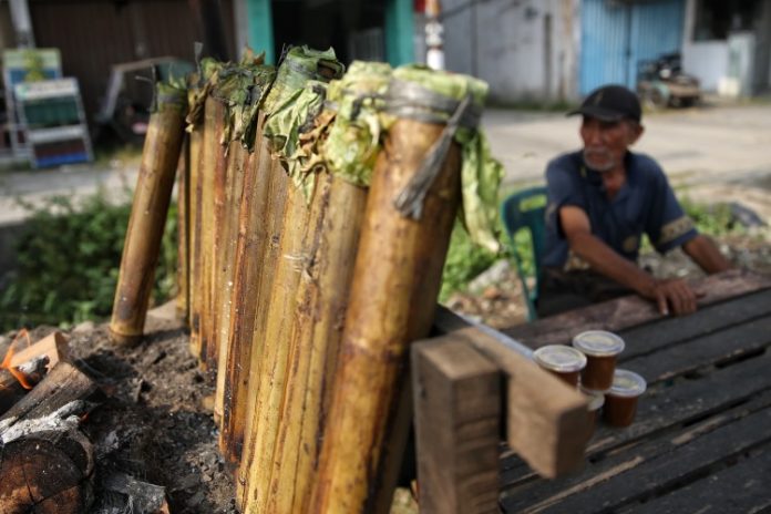 Pedagang lemang menunggu pembeli di Jalan Letda Sujono Medan